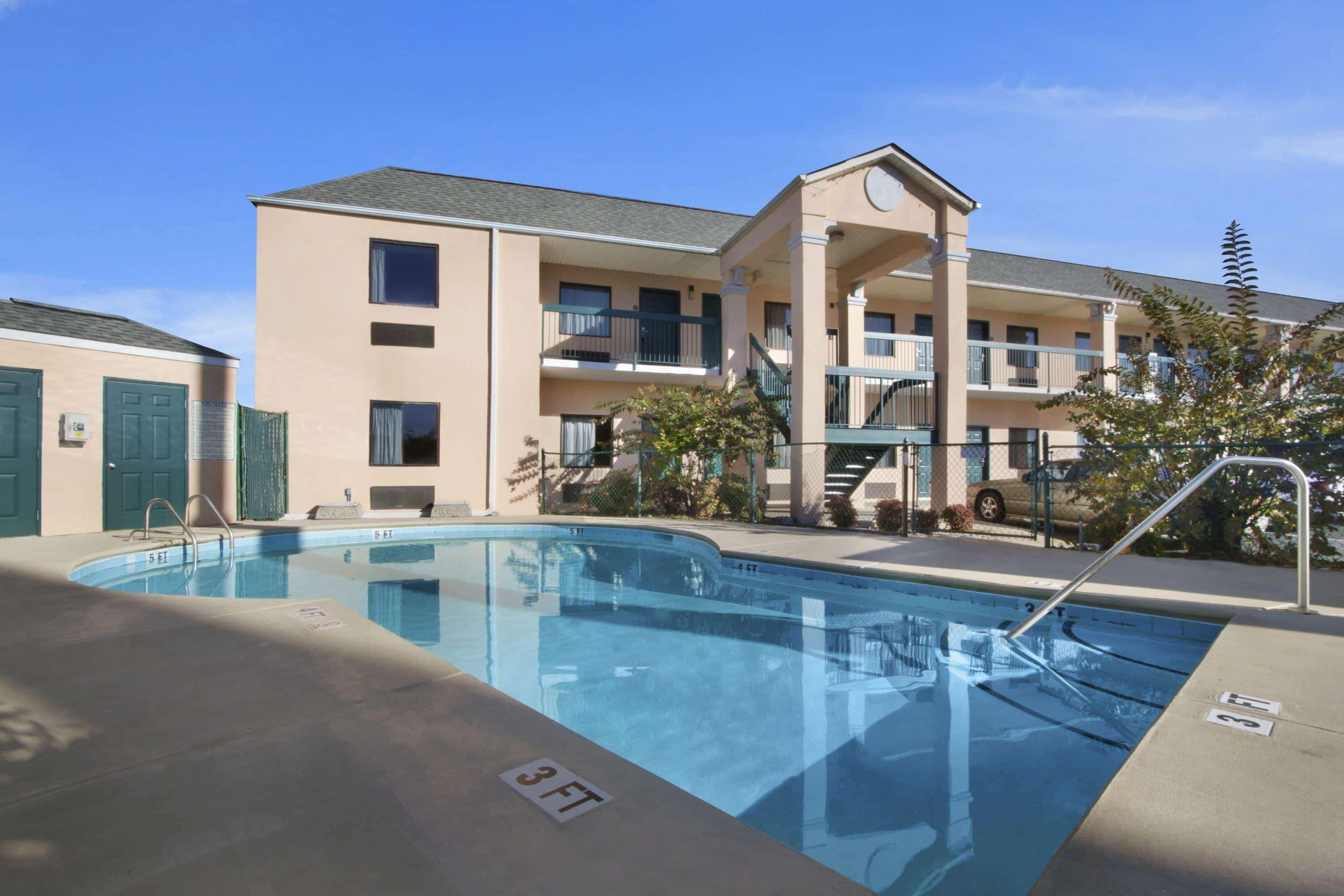Days Inn By Wyndham Lexington-Columbia Exterior photo